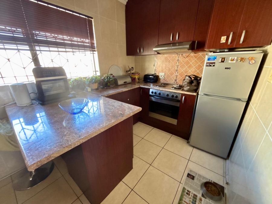2 Bedroom Property for Sale in Goodwood Central Western Cape